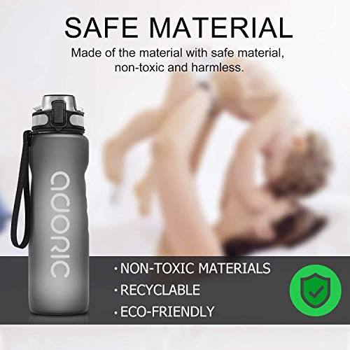 ADORIC Botella de agua deportiva de gimnasio con filtro – sin BPA tóxico con cremallera tapa (gris)
