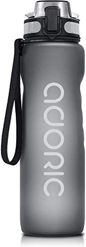 ADORIC Botella de agua deportiva de gimnasio con filtro – sin BPA tóxico con cremallera tapa (gris)