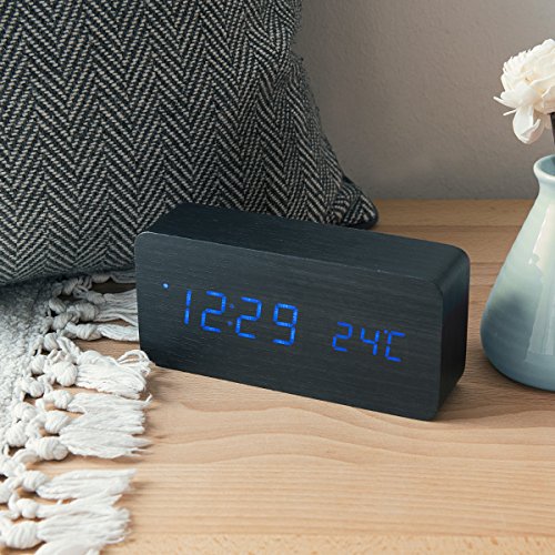 kwmobile Reloj Digital de Madera - Despertador con función de Hora Fecha Temperatura - Reloj Despertador con Cable USB en Negro con Leds Azules