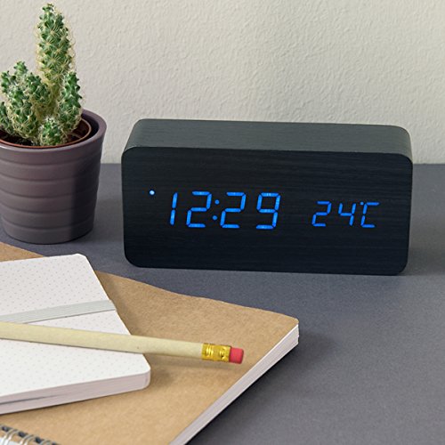 kwmobile Reloj Digital de Madera - Despertador con función de Hora Fecha Temperatura - Reloj Despertador con Cable USB en Negro con Leds Azules