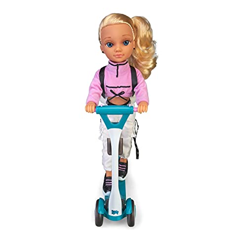 Nancy - Un día con patinete, Muñeca con patinete, tiene luces en las ruedas, ropa muy cool y accesorios para llevar en su mochila, para niñas y niños a partir de 3 años, Famosa (700016705)