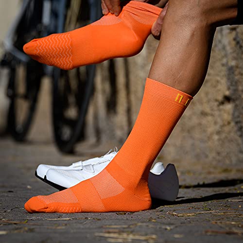 NORTEI Calcetines Naranjas para Ciclismo, MTB y Running de Caña Alta para Hombre y Mujer – Infinity Orange (M (40-42))