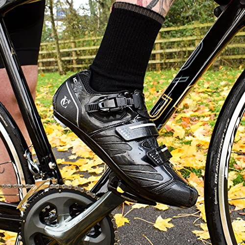 VeloChampion Elite Road - Zapatos de Ciclismo con Cierre de carraca - Fácil de Limpiar con Bolsa de Almacenamiento (par), Negro Plateado, 41 1/3 EU