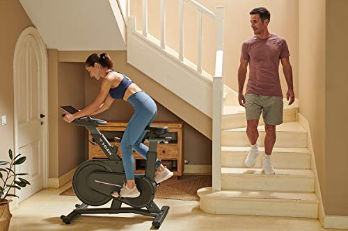 VOLAVA Smart Bike Bicicleta Estática. Freno Magnético. Transmisión por correa, súper silenciosa. Ideal para uso doméstico. Clases de indoor cycling online bajo suscripción.