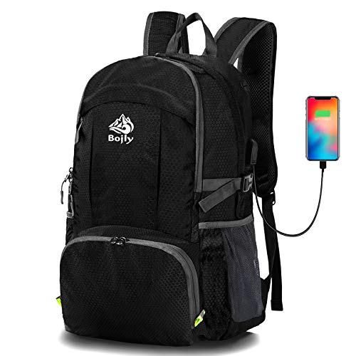 BOJLY Mochila de Senderismo, 40L Súper Capacidad 430g Bolsa de Viaje Deportiva Impermeable y Plegable, con Cargador USB y Puerto para Auriculares para Viaje o Escuela, Excursiones y Acampada