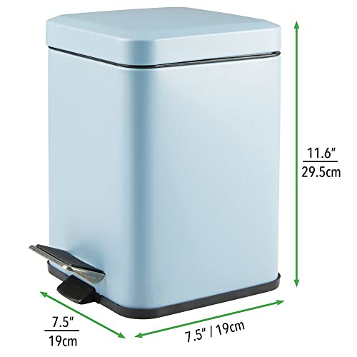 mDesign Papelera de baño cuadrada – Cubo de basura con pedal, tapadera y cubeta de plástico – Elegante contenedor de residuos metálico de 6 litros para cosmética, baño, cocina u oficina – azul