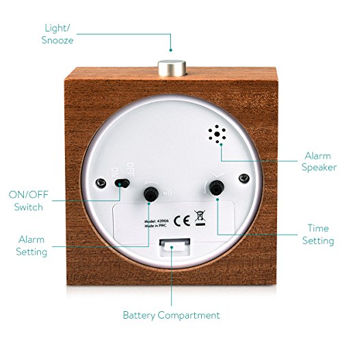 Navaris Reloj analógico de Madera con función Snooze - Despertador Retro en Forma de Cuadrado con luz y Alarma - Reloj silencioso en marrón Oscuro