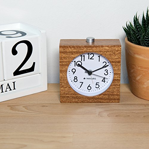 Navaris Reloj analógico de Madera con función Snooze - Despertador Retro en Forma de Cuadrado con luz y Alarma - Reloj silencioso en marrón Oscuro