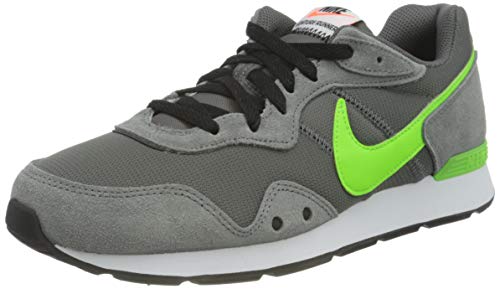 Nike Venture Runner, Sneaker Hombre, Iron Grey/Electric Green-Particle Grey-White-Hyper Crimson-Black, 45 EU