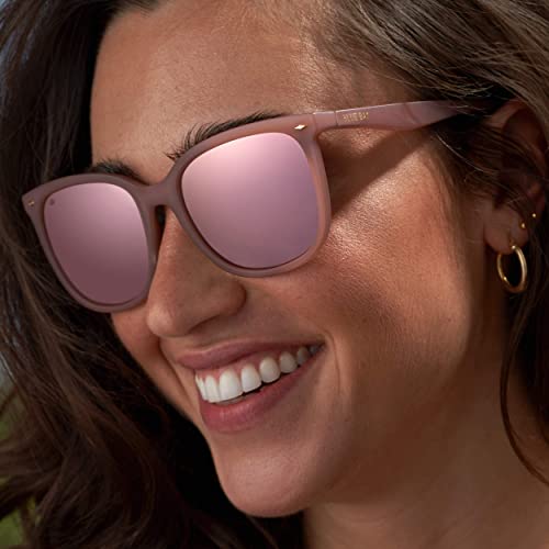 BLUE BAY ELUSOR, Gafas de Sol Polarizadas para Mujer, Protección UV 100%, Actividades al Aire Libre, Gafas de Sol de Material Reciclado, Ligeras y Flexibles, Montura Rosa y Cristales Rosas, 23 gramos
