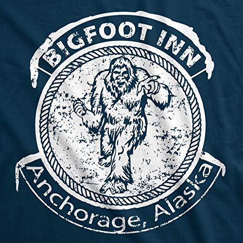 Crazy Dog Tshirts - Big Foot Inn T Shirt Funny Dive Bar Pub Sasquatch Drinking Graphic tee (Navy) - 4XL - Camiseta Divertidas