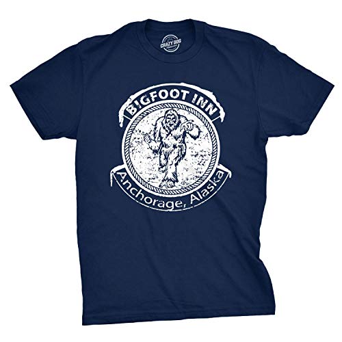 Crazy Dog Tshirts - Big Foot Inn T Shirt Funny Dive Bar Pub Sasquatch Drinking Graphic tee (Navy) - 4XL - Camiseta Divertidas