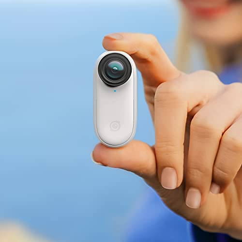 Insta360 GO 2 32GB - Pequeña Cámara de Acción, Pesa 27 Gramos, Sumergible, Estabilización, Captura POV, Sensor de 1/2,3", con Estuche de Carga y Accesorios de Deporte y Viaje incluidos