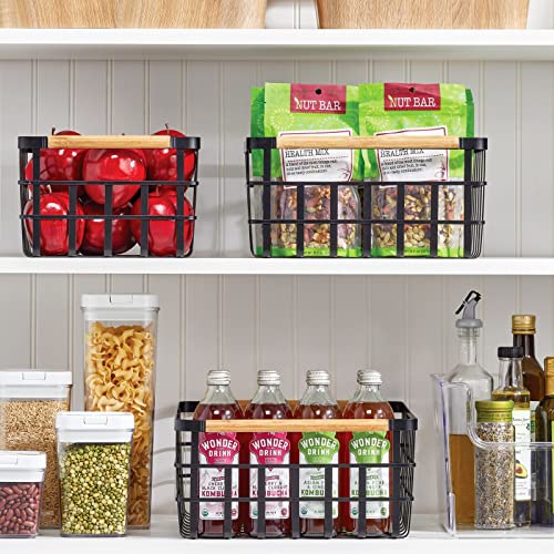 mDesign Caja multiusos de metal – Caja organizadora multifunción para cocina, despensa, etc. – Cesta de almacenaje de alambre, grande y universal con asas de bambú – Juego de 2 – negro mate/bambú