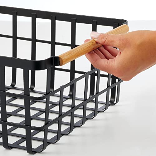 mDesign Caja multiusos de metal – Caja organizadora multifunción para cocina, despensa, etc. – Cesta de almacenaje de alambre, grande y universal con asas de bambú – Juego de 2 – negro mate/bambú