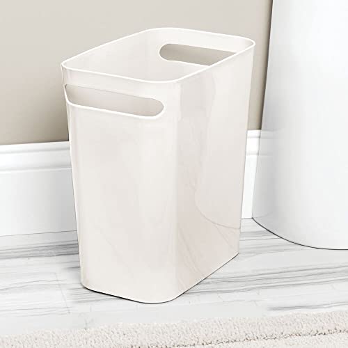 mDesign Cubo de basura con asas – Papelera moderna rectangular de plástico – Papelera para el baño, la cocina o el despacho – crema