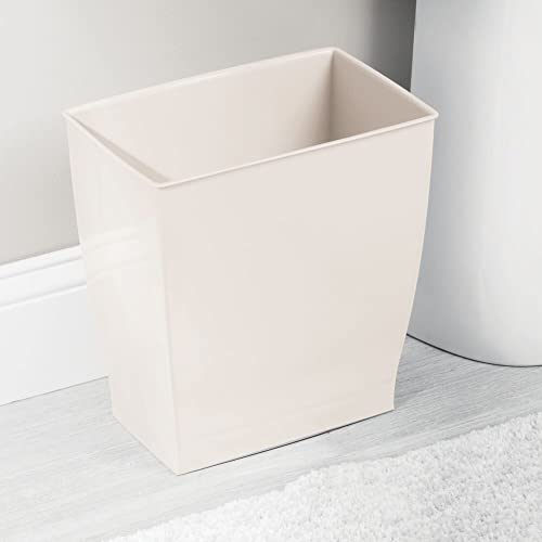 mDesign Papelera de oficina rectangular – Papelera de plástico compacta para baño, cocina u oficina con gran capacidad para residuos – Cubo de basura elegante – color crema