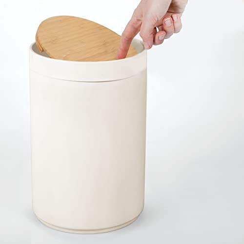 mDesign Práctico cubo de basura para cocina – Moderno bote de basura de bambú y plástico para el baño, la cocina o la oficina – Estable cubo de basura con tapa – color bambú/crema