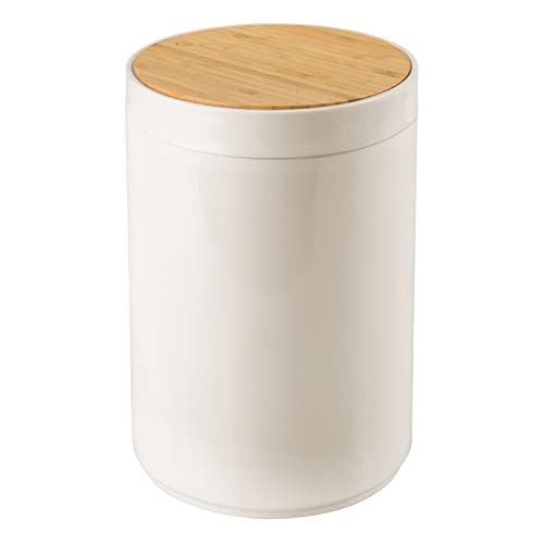 mDesign Práctico cubo de basura para cocina – Moderno bote de basura de bambú y plástico para el baño, la cocina o la oficina – Estable cubo de basura con tapa – color bambú/crema