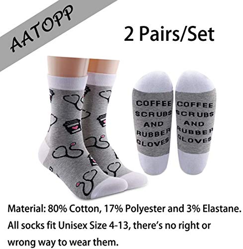 AATOP Divertido enfermera RN regalo de agradecimiento de la enfermera regalo de café Scrubs y guantes de goma calcetines de algodón enfermera regalo de graduación, Juego de 2 pares., talla única