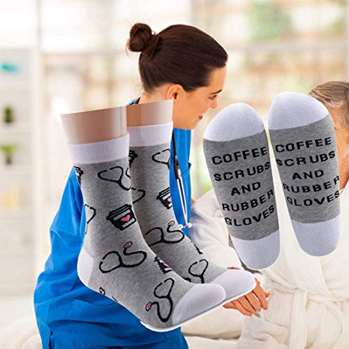 AATOP Divertido enfermera RN regalo de agradecimiento de la enfermera regalo de café Scrubs y guantes de goma calcetines de algodón enfermera regalo de graduación, Juego de 2 pares., talla única