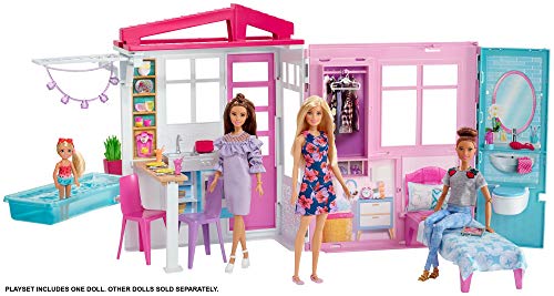 Barbie - Casa amueblada pleglable con cocina, piscina, dormitorio y lavabo con muñeca rubia, Embalaje sostenible, edad recomendada 3 años y más (Mattel GWY84)
