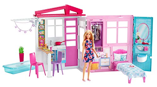 Barbie - Casa amueblada pleglable con cocina, piscina, dormitorio y lavabo con muñeca rubia, Embalaje sostenible, edad recomendada 3 años y más (Mattel GWY84)