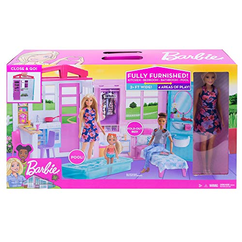 Barbie - Casa amueblada pleglable con cocina, piscina, dormitorio y lavabo con muñeca rubia, Embalaje sostenible, edad recomendada 3 años y más (Mattel GWY84)