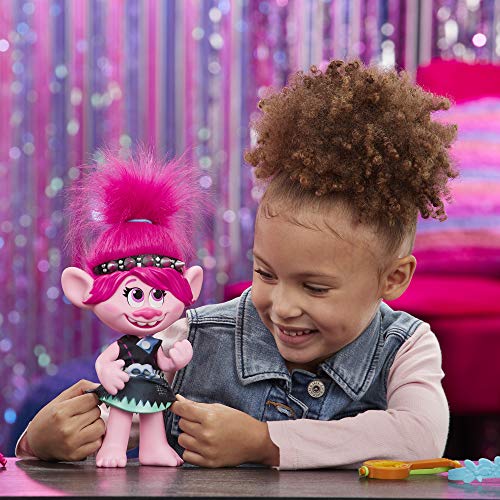 DreamWorks Trolls World Tour Pop-to-Rock Poppy - Muñeca con 2 Looks y Sonidos Diferentes, Toy Sings Trolls Solo Quiere divertirse