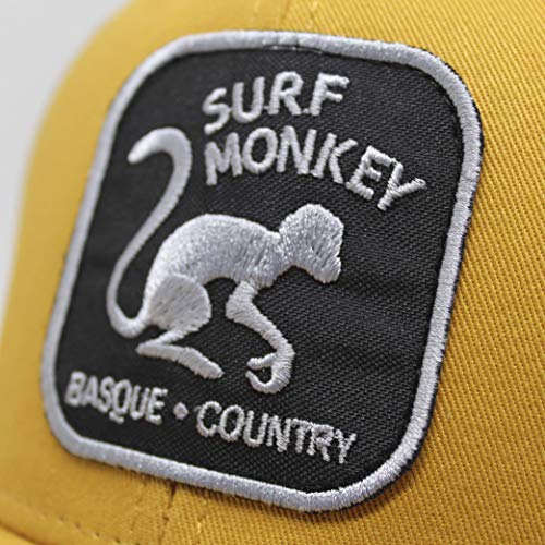 DRESSED IN MUSIC PLAY WITH ME Gorra Tipo Trucker - Visera Curvada - Gorra Ajustable Snapback - Parche Bordado Surf Monkey - Diseño de 5 Paneles 24/48h - Surfing The Basque Country (Mostaza/Negro)