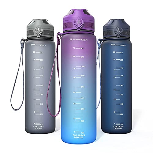 FLICKIFE Botella de Agua Deportiva, 1L Botella Agua Deporte Sin BPA con Marcador Tiempo, Prueba de Fugas, Bidon de Bebidas Tritan Botella Reutilizable para Gimnasio, Ciclismo, Trekking (Gris Profundo)