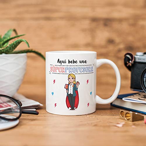 MUGFFINS Taza Profesora (Mujer) - Aquí Bebe una Súper Profesora - Regalos Originales para Profesoras y Maestras - Cerámica 350 ml / 11oz