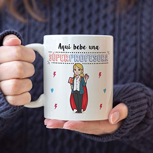 MUGFFINS Taza Profesora (Mujer) - Aquí Bebe una Súper Profesora - Regalos Originales para Profesoras y Maestras - Cerámica 350 ml / 11oz