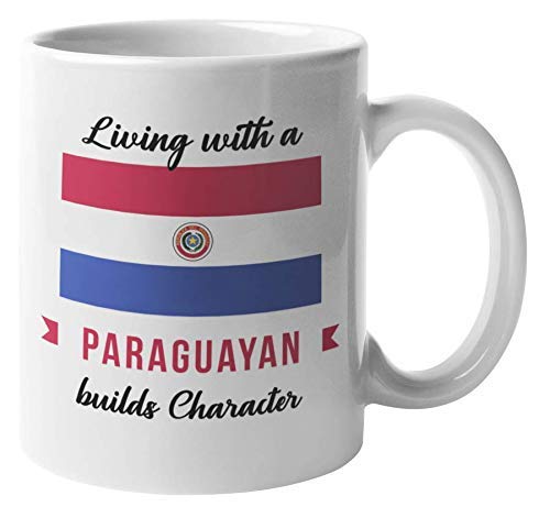 NA Vivir con un paraguayo construye carácter. Taza de Regalo de café y té Proud Culture para Hombre y Mujer Nacidos en Paraguay, Casados ​​con un Hombre o Mujer paraguayo, Novia y Novio (11oz)