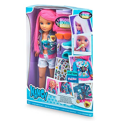 Nancy - Un día brillando en la oscuridad, Muñeca de pelo rosa y pintalabios que brillan en la oscuridad y accesorios personalizables para niñas y niños a partir de 3 años, Famosa, (700016637)