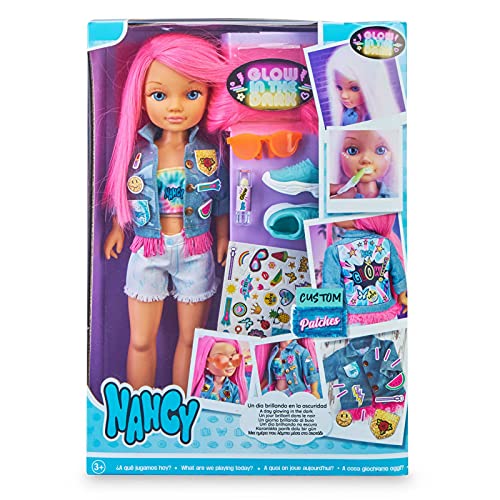 Nancy - Un día brillando en la oscuridad, Muñeca de pelo rosa y pintalabios que brillan en la oscuridad y accesorios personalizables para niñas y niños a partir de 3 años, Famosa, (700016637)