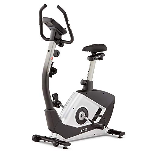 Reebok A4.0 - Bicicleta estática Volante de inercia de 6 kg, 8 niveles de resistencia, Pantalla LCD de 5,5", Sensores de pulso, Sin conexión a la red eléctrica, Ruedas para transportar