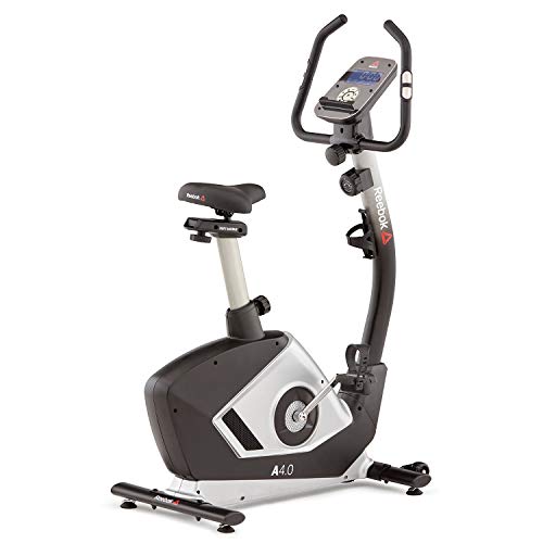 Reebok A4.0 - Bicicleta estática Volante de inercia de 6 kg, 8 niveles de resistencia, Pantalla LCD de 5,5", Sensores de pulso, Sin conexión a la red eléctrica, Ruedas para transportar