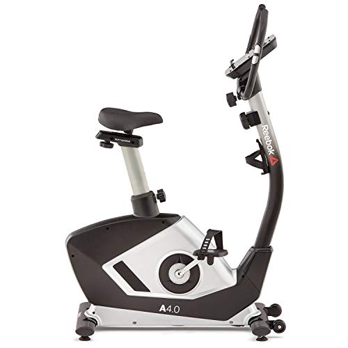 Reebok A4.0 - Bicicleta estática Volante de inercia de 6 kg, 8 niveles de resistencia, Pantalla LCD de 5,5", Sensores de pulso, Sin conexión a la red eléctrica, Ruedas para transportar