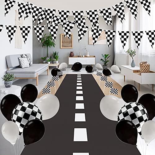 Set de Favor de Fiesta de Coche de Carreras Incluye Piso de Pista de Carreras de 9,8 Feet de Largo y Bandera de Banderín de 6,6 Feet y 2 Banderas a Cuadros Blanco y Negro con 16 Globos