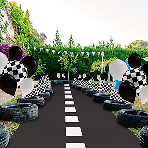 Set de Favor de Fiesta de Coche de Carreras Incluye Piso de Pista de Carreras de 9,8 Feet de Largo y Bandera de Banderín de 6,6 Feet y 2 Banderas a Cuadros Blanco y Negro con 16 Globos