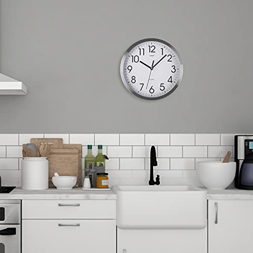 Versa Enkel Reloj de Pared Silencioso Decorativo para la Cocina, el Salón, el Comedor o la Habitación, Estilo Moderno, Medidas (Al x L x An) 30,5 x 4,1 x 30,5 cm, Aluminio, Color Blanco y Plateado
