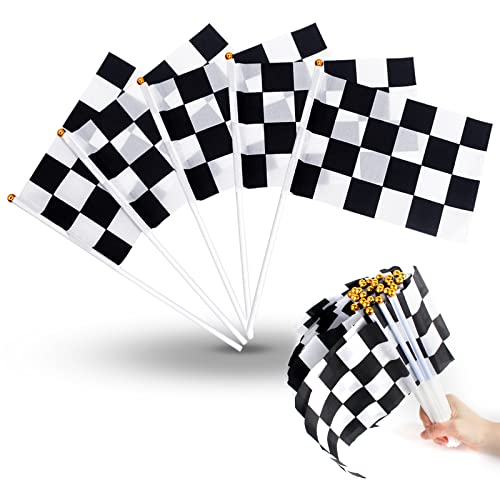 Heqishun 30 Piezas Banderas de Carrera a Cuadros con Palos Plásticos Ensambladas Banner Race Car Decoración para Fiesta Temática de Carrera Tejido de Poliéster Negro Mezcla Blanco