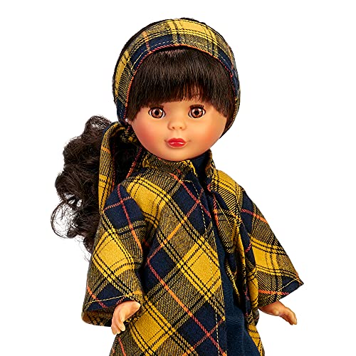 Nancy Colección - En la ciudad, Reedición 2021 del conjunto de ropa original de 1973 negro y amarillo, en una muñeca clásica, morena y con flequillo, para niños y coleccionistas, Famosa, (700016740)