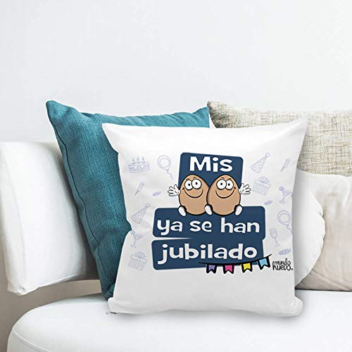 Cojin decorativo, original y personalizado para regalo, ideal para jubilacion y eventos. Incluye relleno. Mis huevos ya se han jubilado. 42,5 X 42,5 cm. Cojines con agradable tacto de algodon.