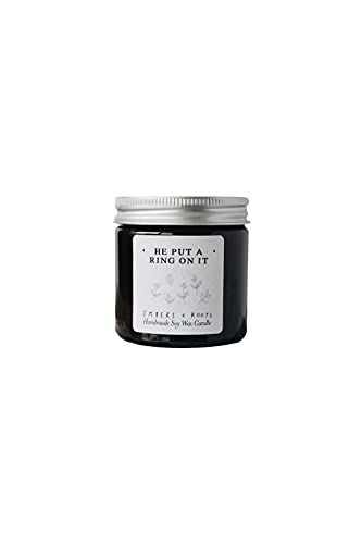 Embers & Roots Vela de cera de soja con texto en inglés «He Put A Ring On It», de 60 ml, color ámbar