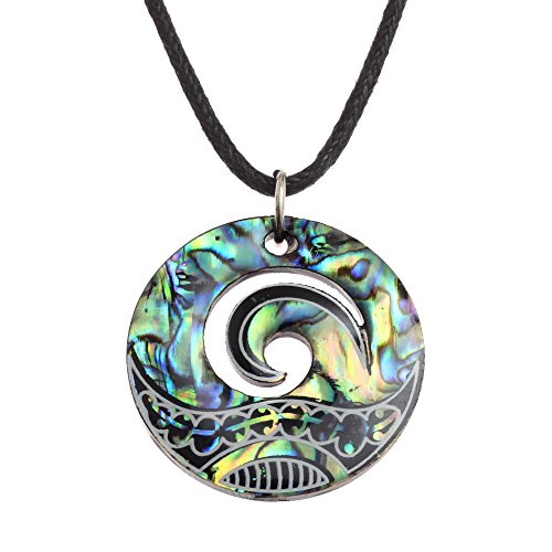 Collar con colgante MAori Koru de Kiara Jewellery, colgante con forma de cresta de ola, de concha verde de oreja de mar, en cordón negro y montado sobre disco de plástico negro, de 45,7 cm