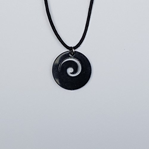 Collar con colgante MAori Koru de Kiara Jewellery, colgante con forma de cresta de ola, de concha verde de oreja de mar, en cordón negro y montado sobre disco de plástico negro, de 45,7 cm