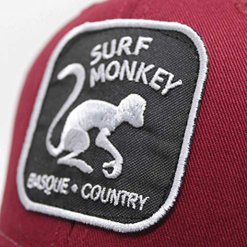 DRESSED IN MUSIC PLAY WITH ME Gorra Tipo Trucker - Visera Curvada - Gorra Ajustable Snapback - Parche Bordado Surf Monkey - Diseño de 5 Paneles 24/48h - Surfing The Basque Country (Rojo/Negro)