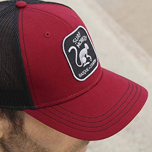 DRESSED IN MUSIC PLAY WITH ME Gorra Tipo Trucker - Visera Curvada - Gorra Ajustable Snapback - Parche Bordado Surf Monkey - Diseño de 5 Paneles 24/48h - Surfing The Basque Country (Rojo/Negro)